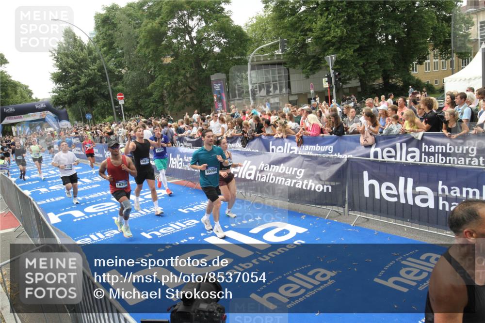 29.06.2025 - hella hamburg halbmarathon Michael Strokosch http://msf.ph/oto/8537054 29.06.2025 10:48:15 Ziel  meine-sportfotos.de