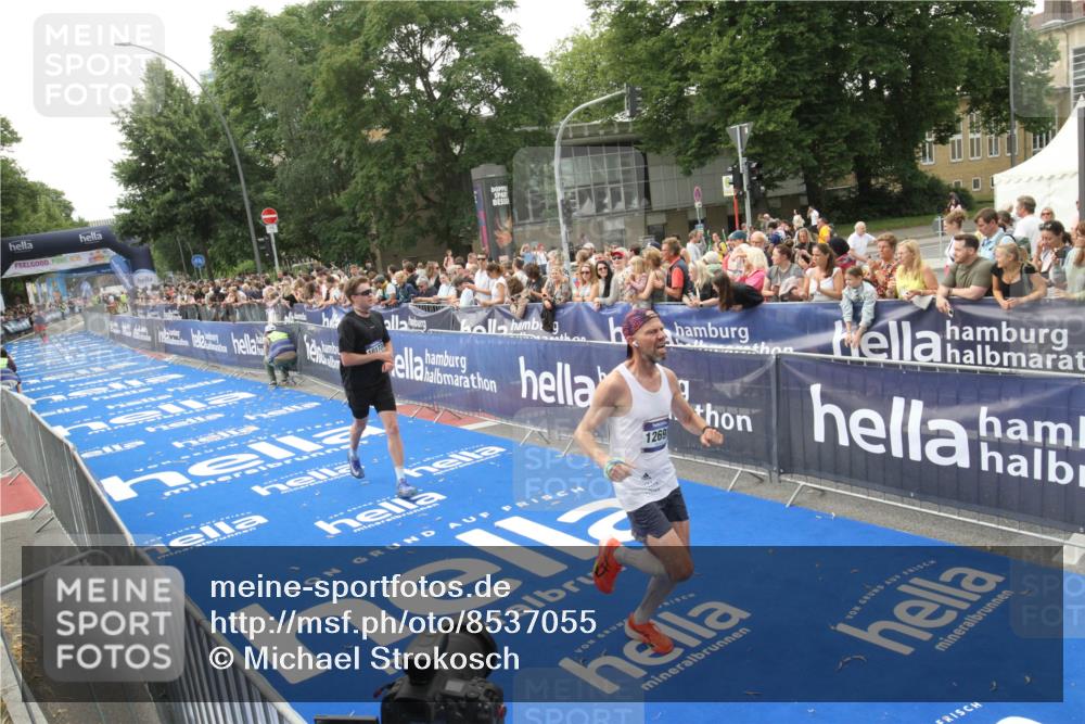 29.06.2025 - hella hamburg halbmarathon Michael Strokosch http://msf.ph/oto/8537055 29.06.2025 10:30:24 Ziel  meine-sportfotos.de