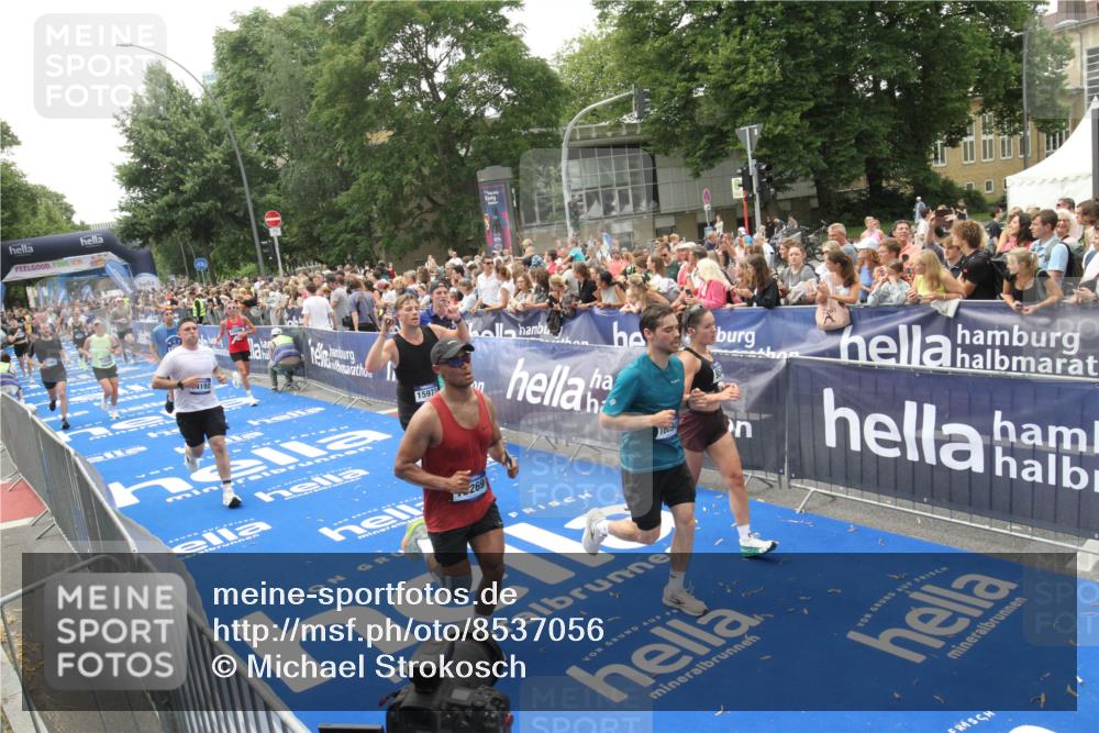 29.06.2025 - hella hamburg halbmarathon Michael Strokosch http://msf.ph/oto/8537056 29.06.2025 10:48:15 Ziel  meine-sportfotos.de
