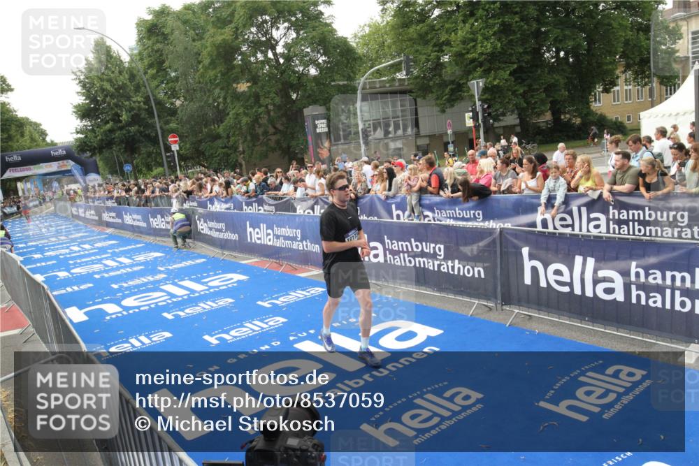 29.06.2025 - hella hamburg halbmarathon Michael Strokosch http://msf.ph/oto/8537059 29.06.2025 10:30:25 Ziel  meine-sportfotos.de
