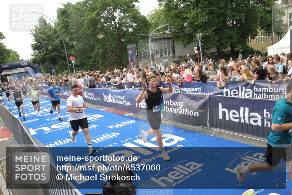 29.06.2025 - hella hamburg halbmarathon Michael Strokosch http://msf.ph/oto/8537060 29.06.2025 10:48:16 Ziel  meine-sportfotos.de