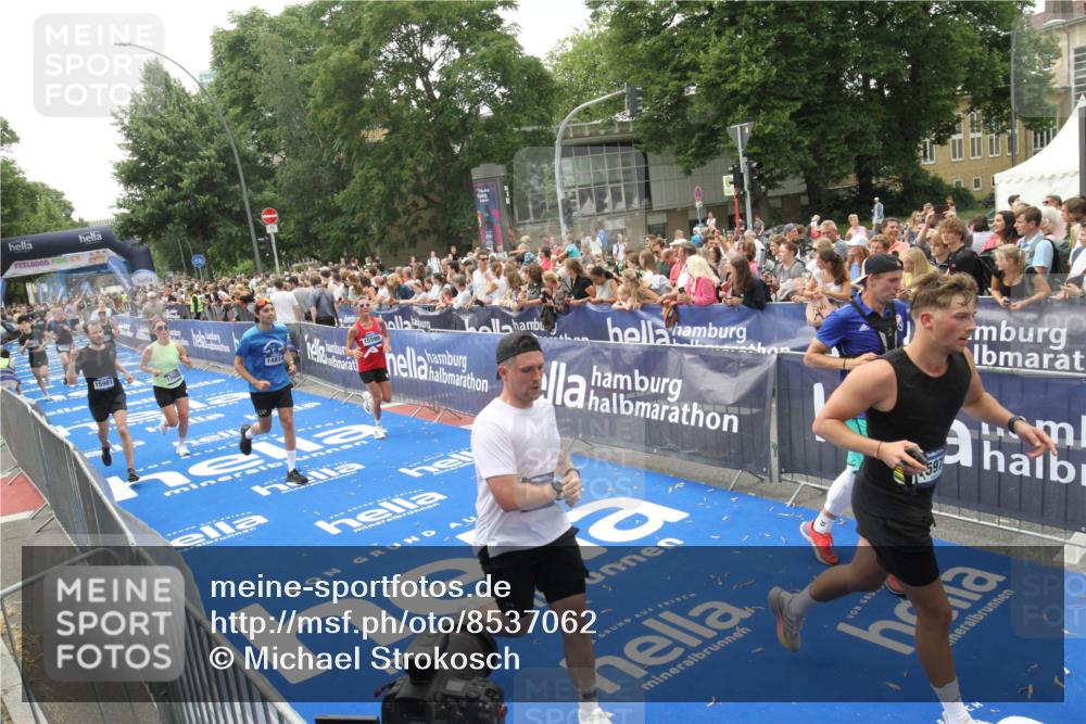 29.06.2025 - hella hamburg halbmarathon Michael Strokosch http://msf.ph/oto/8537062 29.06.2025 10:48:17 Ziel  meine-sportfotos.de