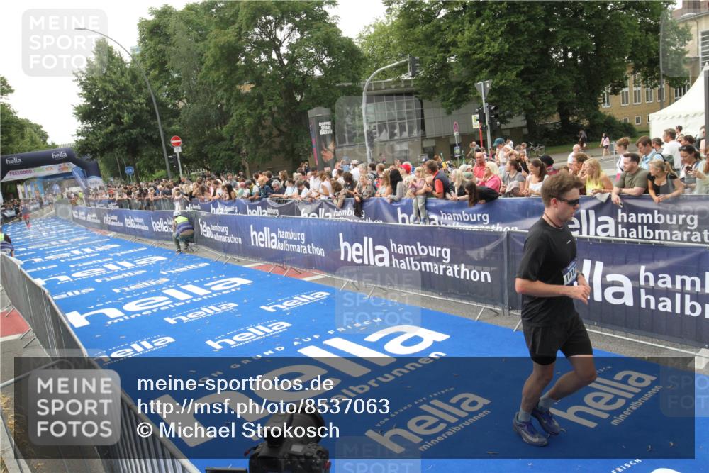 29.06.2025 - hella hamburg halbmarathon Michael Strokosch http://msf.ph/oto/8537063 29.06.2025 10:30:25 Ziel  meine-sportfotos.de