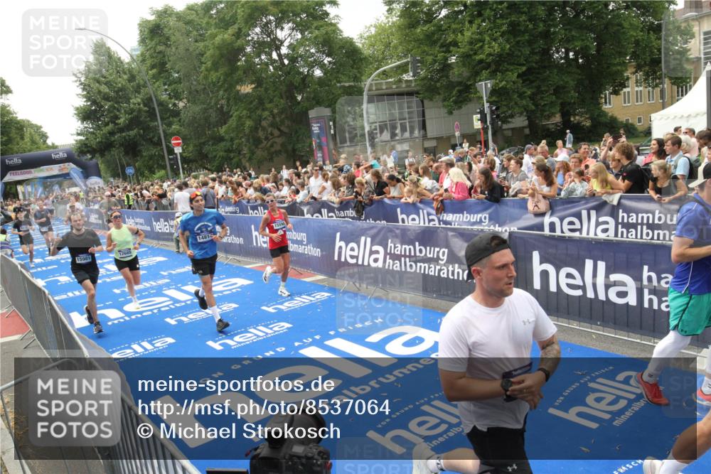 29.06.2025 - hella hamburg halbmarathon Michael Strokosch http://msf.ph/oto/8537064 29.06.2025 10:48:17 Ziel  meine-sportfotos.de