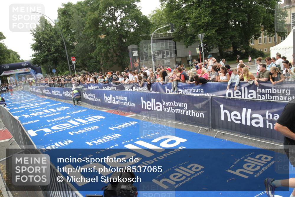 29.06.2025 - hella hamburg halbmarathon Michael Strokosch http://msf.ph/oto/8537065 29.06.2025 10:30:26 Ziel  meine-sportfotos.de