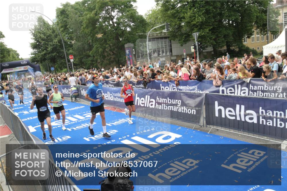 29.06.2025 - hella hamburg halbmarathon Michael Strokosch http://msf.ph/oto/8537067 29.06.2025 10:48:18 Ziel  meine-sportfotos.de