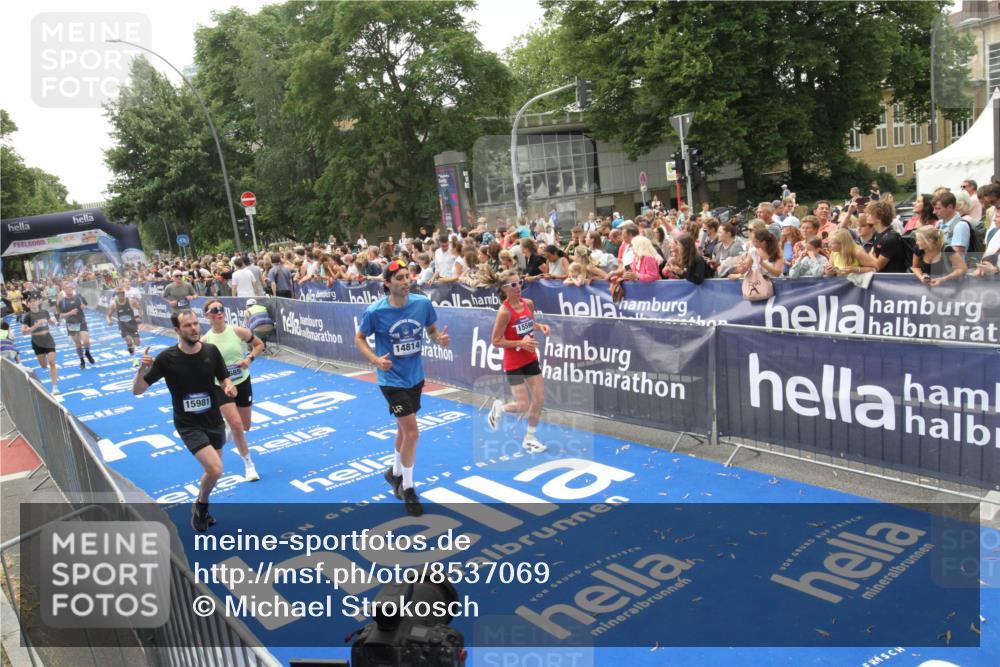 29.06.2025 - hella hamburg halbmarathon Michael Strokosch http://msf.ph/oto/8537069 29.06.2025 10:48:18 Ziel  meine-sportfotos.de