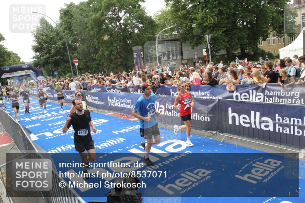 29.06.2025 - hella hamburg halbmarathon Michael Strokosch http://msf.ph/oto/8537071 29.06.2025 10:48:18 Ziel  meine-sportfotos.de
