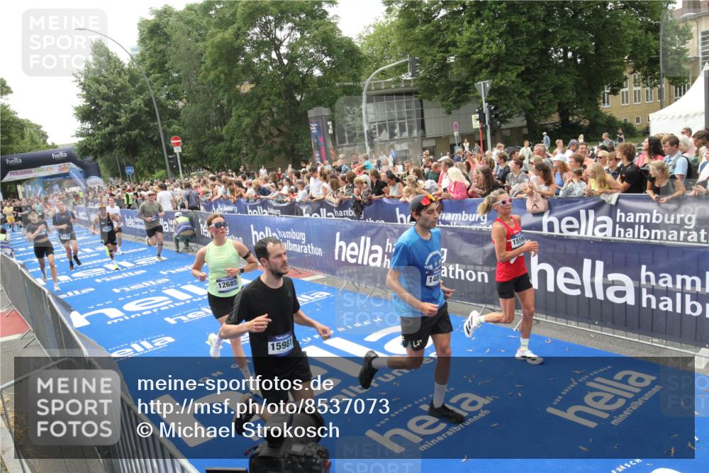 29.06.2025 - hella hamburg halbmarathon Michael Strokosch http://msf.ph/oto/8537073 29.06.2025 10:48:19 Ziel  meine-sportfotos.de