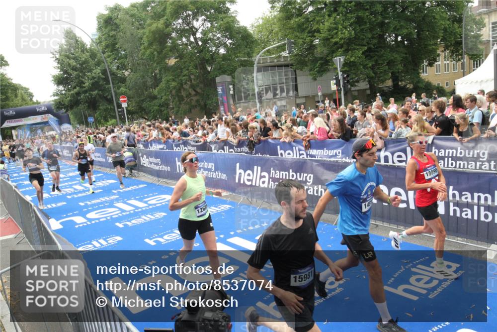 29.06.2025 - hella hamburg halbmarathon Michael Strokosch http://msf.ph/oto/8537074 29.06.2025 10:48:19 Ziel  meine-sportfotos.de