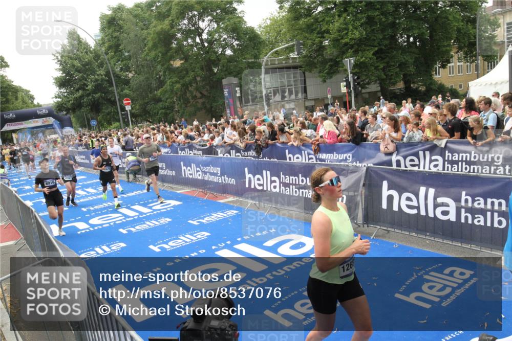 29.06.2025 - hella hamburg halbmarathon Michael Strokosch http://msf.ph/oto/8537076 29.06.2025 10:48:20 Ziel  meine-sportfotos.de