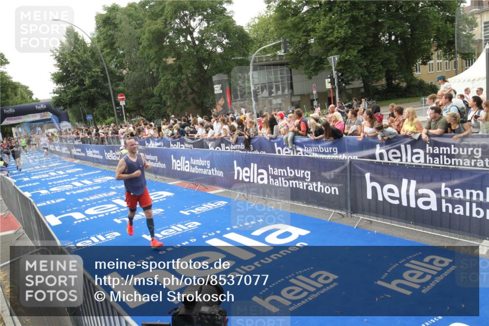 29.06.2025 - hella hamburg halbmarathon Michael Strokosch http://msf.ph/oto/8537077 29.06.2025 10:30:34 Ziel  meine-sportfotos.de