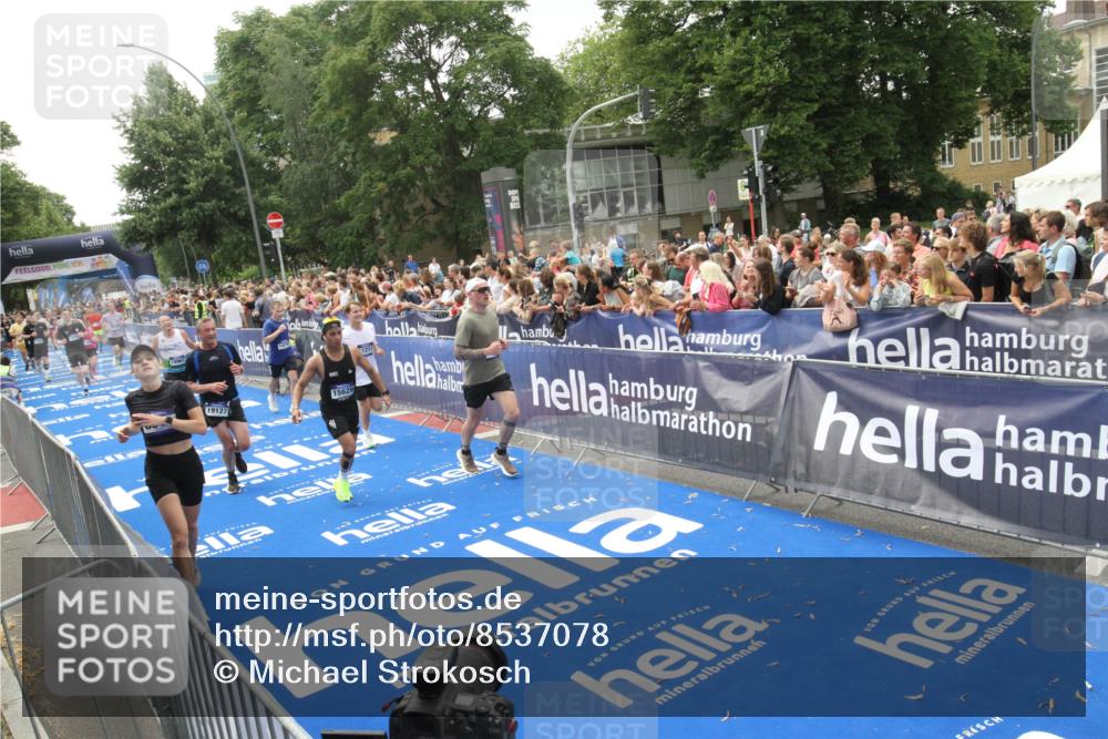 29.06.2025 - hella hamburg halbmarathon Michael Strokosch http://msf.ph/oto/8537078 29.06.2025 10:48:21 Ziel  meine-sportfotos.de