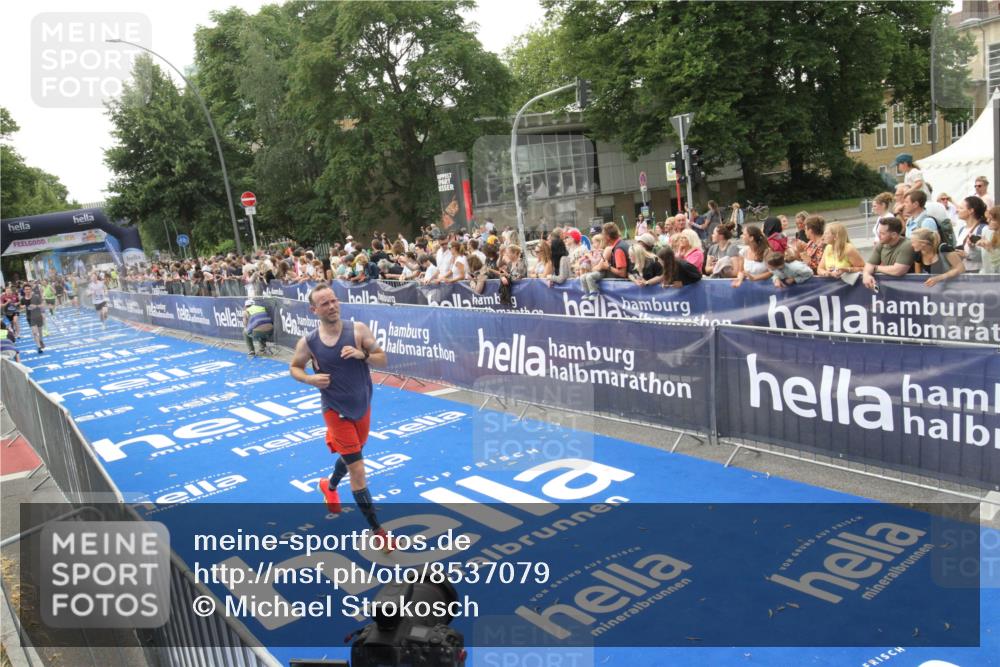 29.06.2025 - hella hamburg halbmarathon Michael Strokosch http://msf.ph/oto/8537079 29.06.2025 10:30:35 Ziel  meine-sportfotos.de