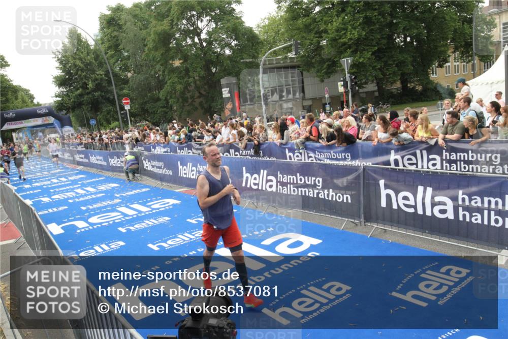 29.06.2025 - hella hamburg halbmarathon Michael Strokosch http://msf.ph/oto/8537081 29.06.2025 10:30:35 Ziel  meine-sportfotos.de