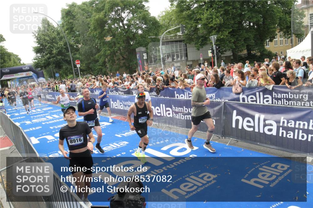 29.06.2025 - hella hamburg halbmarathon Michael Strokosch http://msf.ph/oto/8537082 29.06.2025 10:48:21 Ziel  meine-sportfotos.de