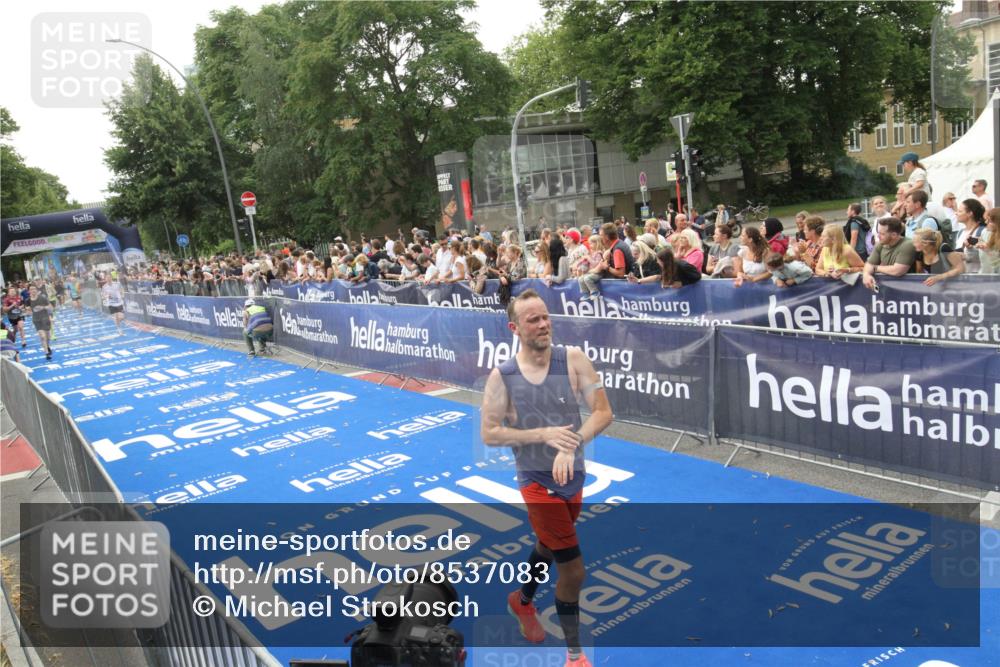 29.06.2025 - hella hamburg halbmarathon Michael Strokosch http://msf.ph/oto/8537083 29.06.2025 10:30:35 Ziel  meine-sportfotos.de