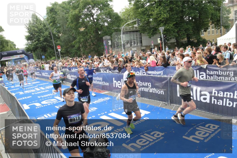 29.06.2025 - hella hamburg halbmarathon Michael Strokosch http://msf.ph/oto/8537084 29.06.2025 10:48:22 Ziel  meine-sportfotos.de