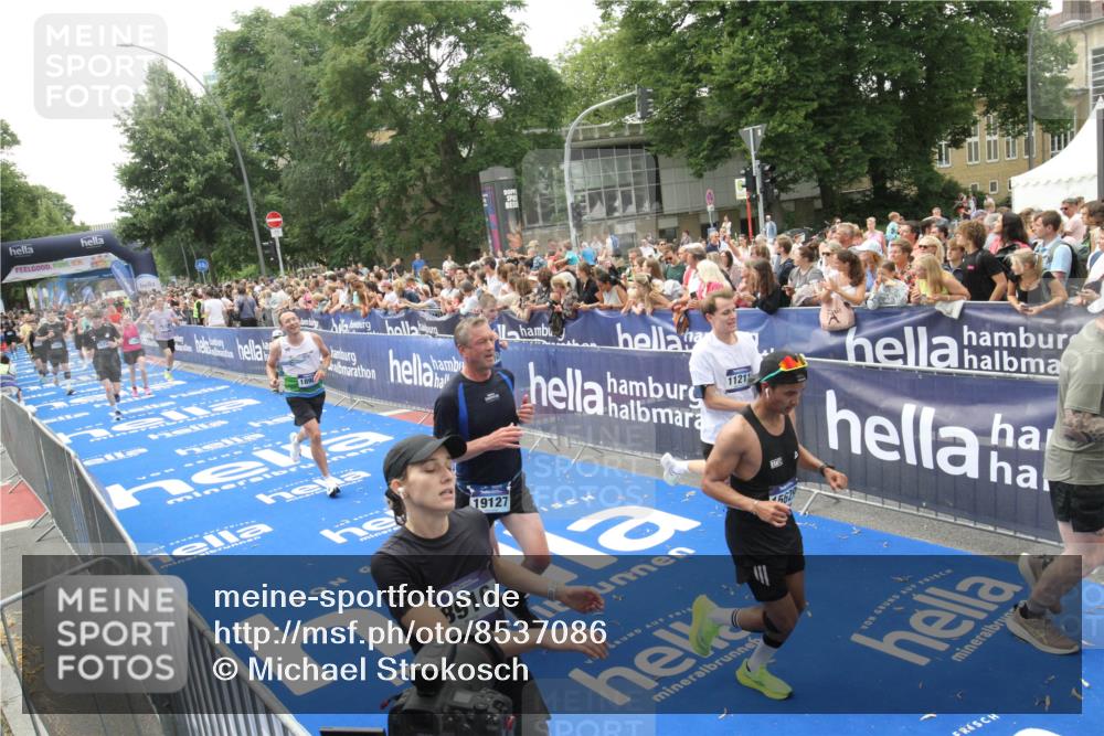 29.06.2025 - hella hamburg halbmarathon Michael Strokosch http://msf.ph/oto/8537086 29.06.2025 10:48:22 Ziel  meine-sportfotos.de