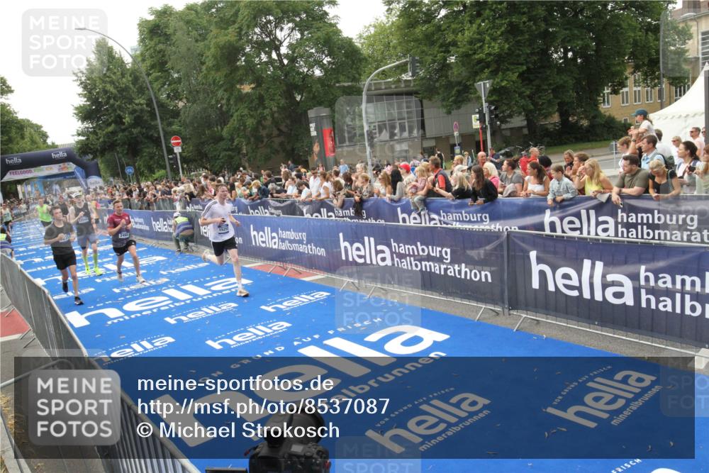 29.06.2025 - hella hamburg halbmarathon Michael Strokosch http://msf.ph/oto/8537087 29.06.2025 10:30:38 Ziel  meine-sportfotos.de