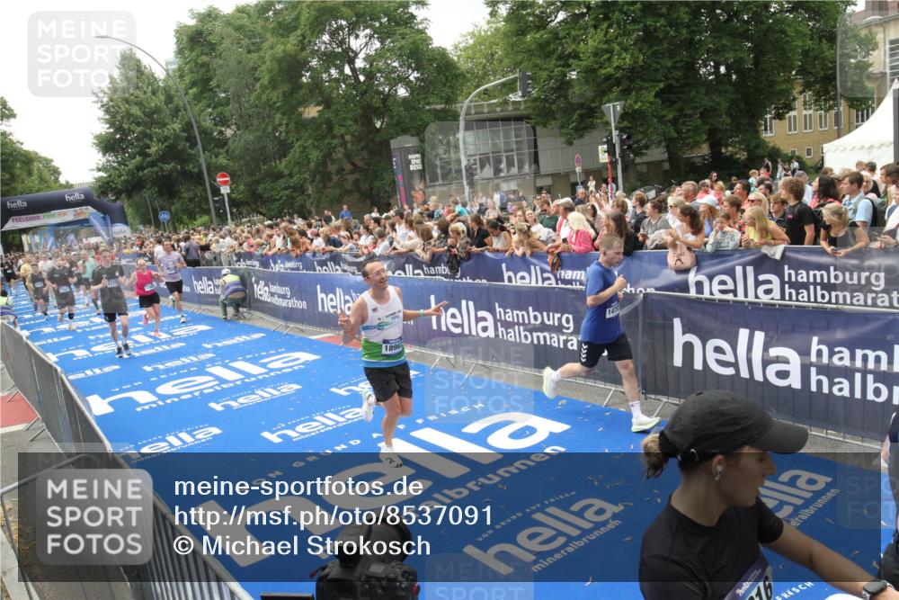 29.06.2025 - hella hamburg halbmarathon Michael Strokosch http://msf.ph/oto/8537091 29.06.2025 10:48:23 Ziel  meine-sportfotos.de