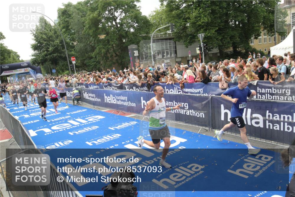 29.06.2025 - hella hamburg halbmarathon Michael Strokosch http://msf.ph/oto/8537093 29.06.2025 10:48:23 Ziel  meine-sportfotos.de