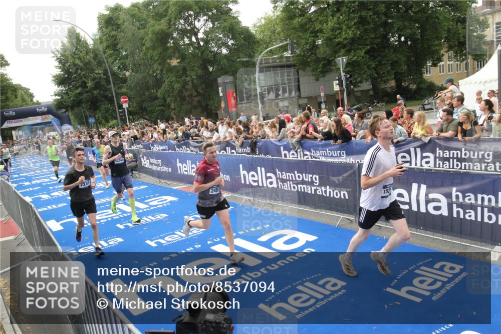 29.06.2025 - hella hamburg halbmarathon Michael Strokosch http://msf.ph/oto/8537094 29.06.2025 10:30:40 Ziel  meine-sportfotos.de