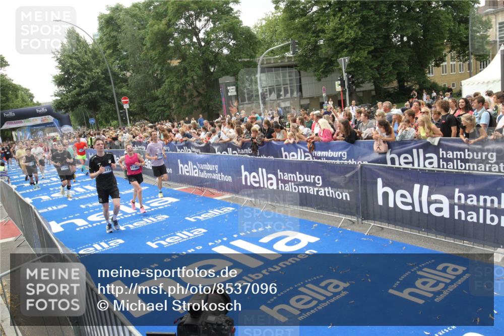 29.06.2025 - hella hamburg halbmarathon Michael Strokosch http://msf.ph/oto/8537096 29.06.2025 10:48:24 Ziel  meine-sportfotos.de
