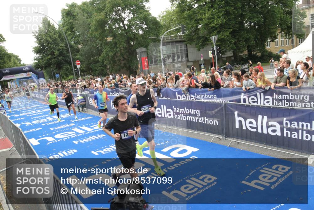 29.06.2025 - hella hamburg halbmarathon Michael Strokosch http://msf.ph/oto/8537099 29.06.2025 10:30:41 Ziel  meine-sportfotos.de