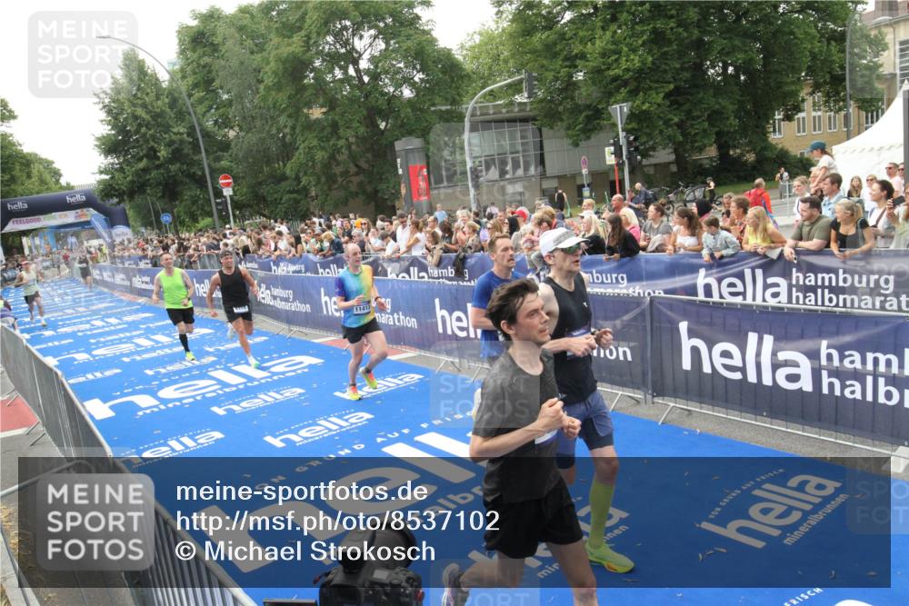 29.06.2025 - hella hamburg halbmarathon Michael Strokosch http://msf.ph/oto/8537102 29.06.2025 10:30:41 Ziel  meine-sportfotos.de
