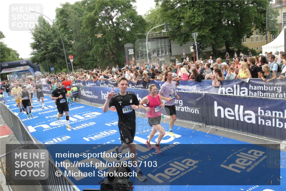 29.06.2025 - hella hamburg halbmarathon Michael Strokosch http://msf.ph/oto/8537103 29.06.2025 10:48:26 Ziel  meine-sportfotos.de