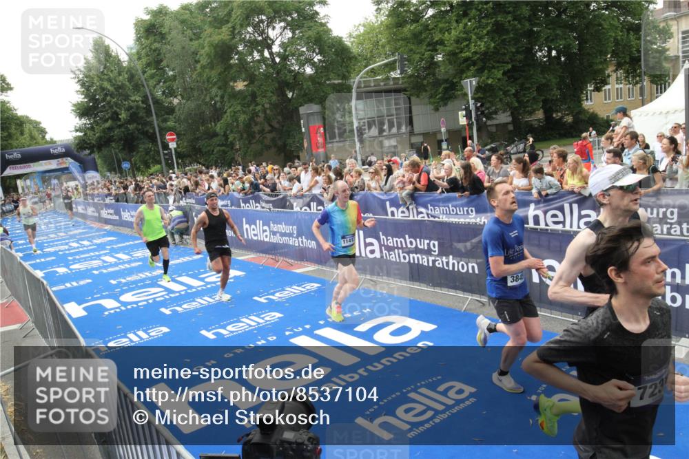 29.06.2025 - hella hamburg halbmarathon Michael Strokosch http://msf.ph/oto/8537104 29.06.2025 10:30:42 Ziel  meine-sportfotos.de