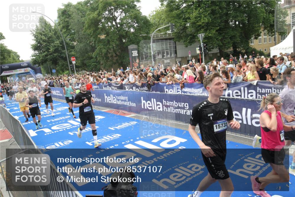 29.06.2025 - hella hamburg halbmarathon Michael Strokosch http://msf.ph/oto/8537107 29.06.2025 10:48:26 Ziel  meine-sportfotos.de