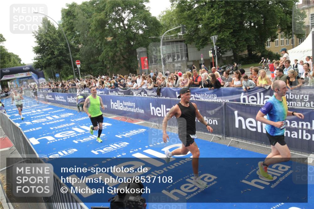 29.06.2025 - hella hamburg halbmarathon Michael Strokosch http://msf.ph/oto/8537108 29.06.2025 10:30:42 Ziel  meine-sportfotos.de