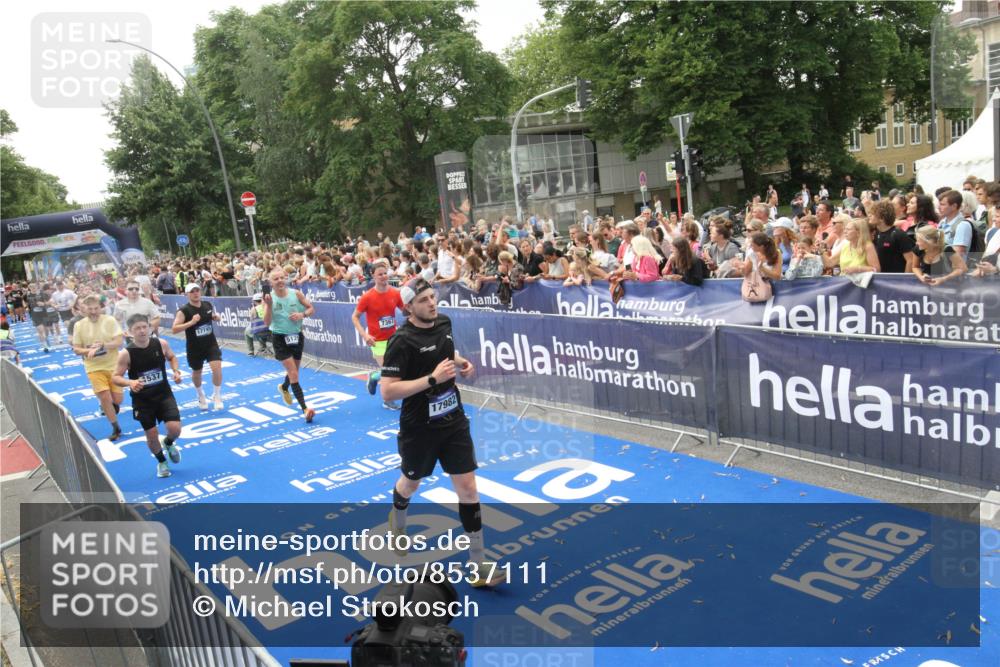 29.06.2025 - hella hamburg halbmarathon Michael Strokosch http://msf.ph/oto/8537111 29.06.2025 10:48:27 Ziel  meine-sportfotos.de