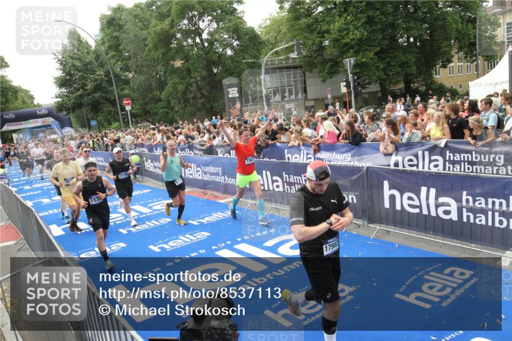 29.06.2025 - hella hamburg halbmarathon Michael Strokosch http://msf.ph/oto/8537113 29.06.2025 10:48:28 Ziel  meine-sportfotos.de