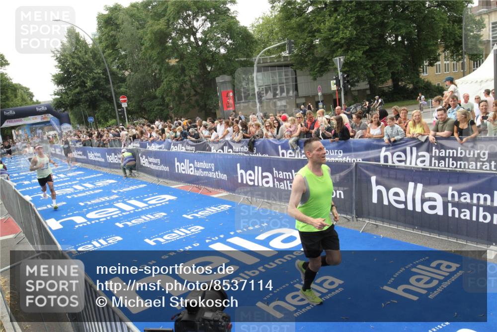 29.06.2025 - hella hamburg halbmarathon Michael Strokosch http://msf.ph/oto/8537114 29.06.2025 10:30:43 Ziel  meine-sportfotos.de