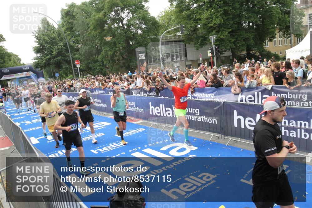 29.06.2025 - hella hamburg halbmarathon Michael Strokosch http://msf.ph/oto/8537115 29.06.2025 10:48:28 Ziel  meine-sportfotos.de