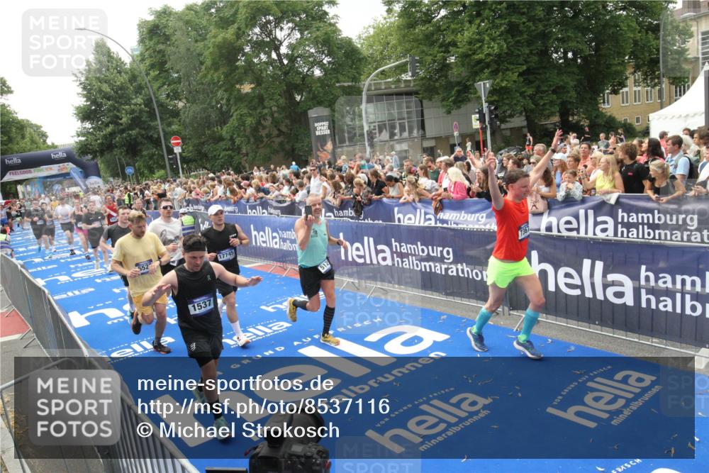 29.06.2025 - hella hamburg halbmarathon Michael Strokosch http://msf.ph/oto/8537116 29.06.2025 10:48:28 Ziel  meine-sportfotos.de