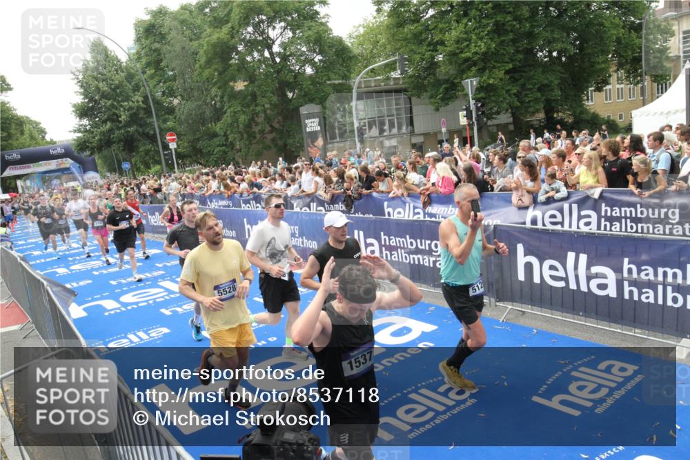 29.06.2025 - hella hamburg halbmarathon Michael Strokosch http://msf.ph/oto/8537118 29.06.2025 10:48:29 Ziel  meine-sportfotos.de
