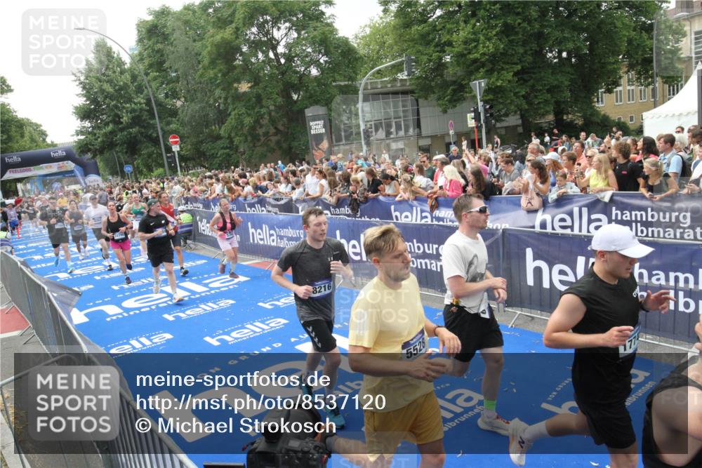 29.06.2025 - hella hamburg halbmarathon Michael Strokosch http://msf.ph/oto/8537120 29.06.2025 10:48:30 Ziel  meine-sportfotos.de
