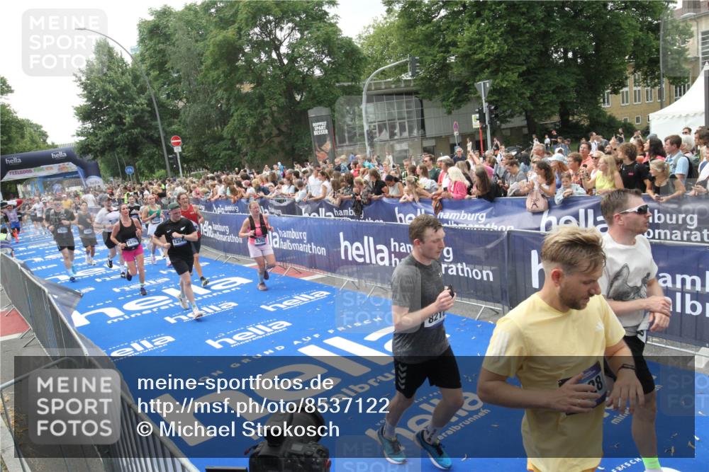 29.06.2025 - hella hamburg halbmarathon Michael Strokosch http://msf.ph/oto/8537122 29.06.2025 10:48:30 Ziel  meine-sportfotos.de
