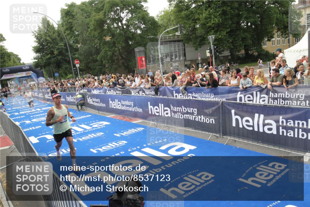 29.06.2025 - hella hamburg halbmarathon Michael Strokosch http://msf.ph/oto/8537123 29.06.2025 10:30:45 Ziel  meine-sportfotos.de