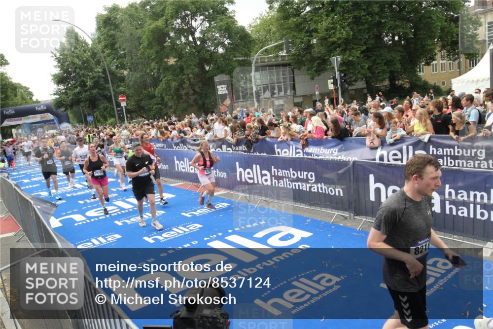 29.06.2025 - hella hamburg halbmarathon Michael Strokosch http://msf.ph/oto/8537124 29.06.2025 10:48:30 Ziel  meine-sportfotos.de