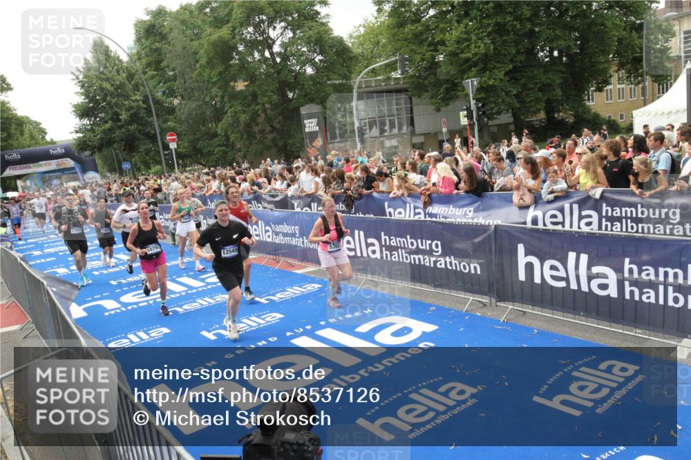 29.06.2025 - hella hamburg halbmarathon Michael Strokosch http://msf.ph/oto/8537126 29.06.2025 10:48:31 Ziel  meine-sportfotos.de