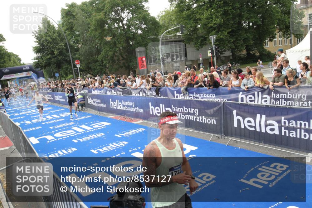29.06.2025 - hella hamburg halbmarathon Michael Strokosch http://msf.ph/oto/8537127 29.06.2025 10:30:45 Ziel  meine-sportfotos.de