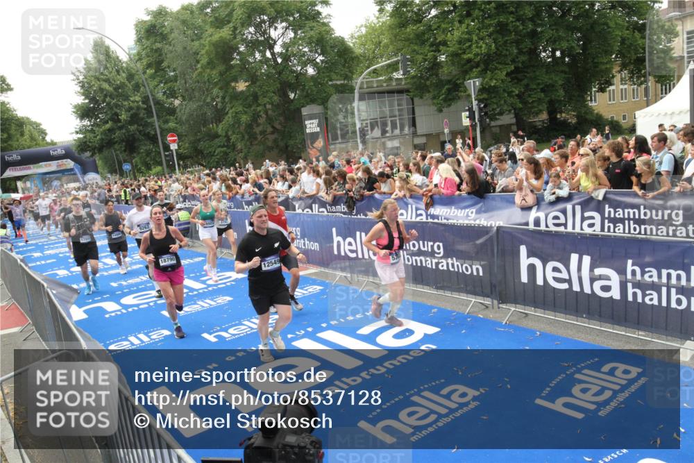 29.06.2025 - hella hamburg halbmarathon Michael Strokosch http://msf.ph/oto/8537128 29.06.2025 10:48:31 Ziel  meine-sportfotos.de
