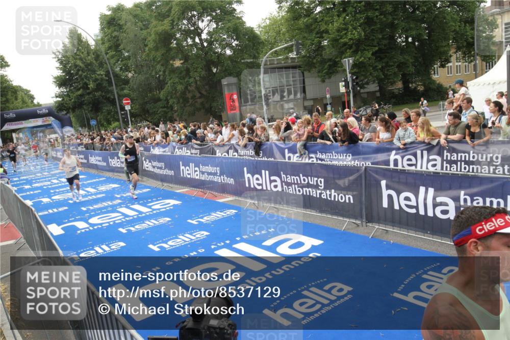 29.06.2025 - hella hamburg halbmarathon Michael Strokosch http://msf.ph/oto/8537129 29.06.2025 10:30:46 Ziel  meine-sportfotos.de