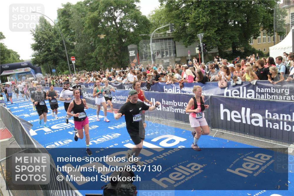 29.06.2025 - hella hamburg halbmarathon Michael Strokosch http://msf.ph/oto/8537130 29.06.2025 10:48:31 Ziel  meine-sportfotos.de