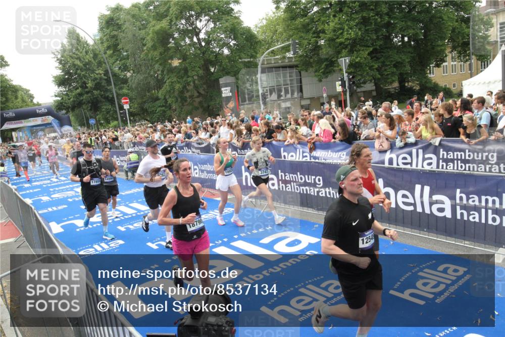 29.06.2025 - hella hamburg halbmarathon Michael Strokosch http://msf.ph/oto/8537134 29.06.2025 10:48:32 Ziel  meine-sportfotos.de